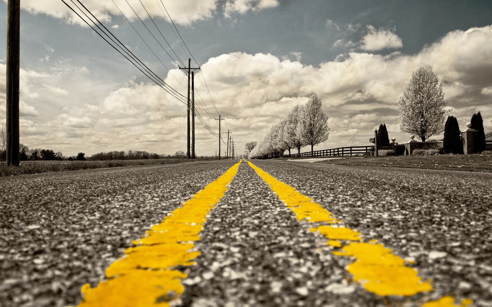 Symbolfoto Straße mit Überspannungsleitung (Bildquelle: Pixabay)
